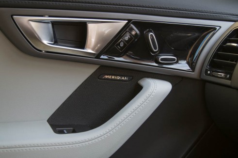 Jaguar F-Type Review Meridian Stereo - carwitter