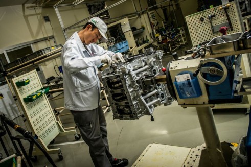 Nissan GTR Takumi Engine Builder at work - carwitter