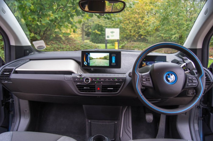 BMW i3 Review - Dashboard - carwitter