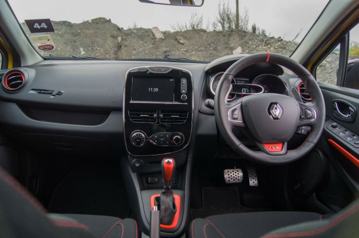 RenaultSport Clio 200 Turbo Review - Dashboard - carwitter