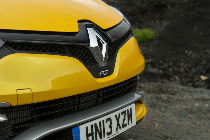 RenaultSport Clio 200 Turbo Review - Front Badge - carwitter