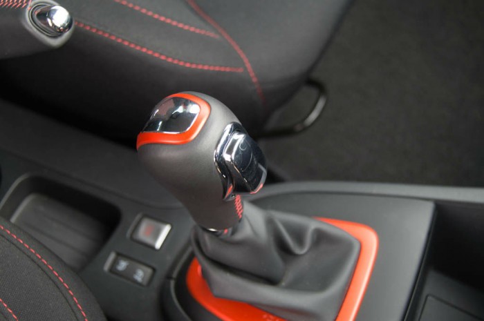 RenaultSport Clio 200 Turbo Review - Gear Knob - carwitter