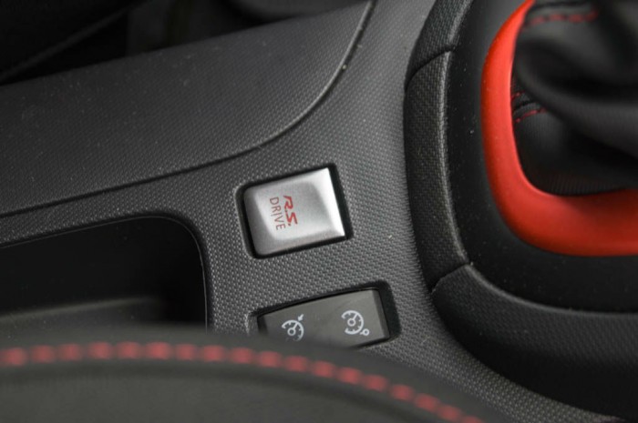 RenaultSport Clio 200 Turbo Review - RS Drive Button - carwitter