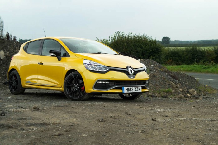 RenaultSport Clio 200 Turbo Review - Side Angle Low - carwitter