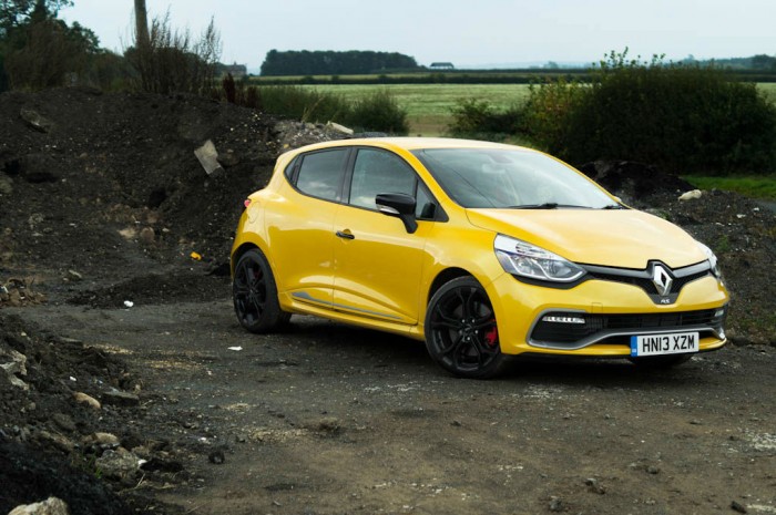 RenaultSport Clio 200 Turbo Review - Side Angle - carwitter