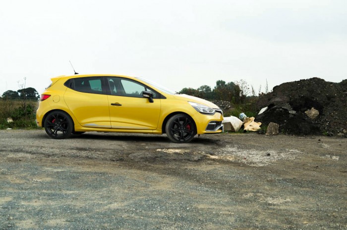 RenaultSport Clio 200 Turbo Review - Side On - carwitter