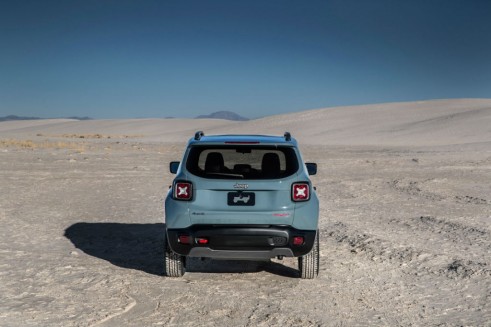 2015 Jeep Renegade - Rear - carwitter