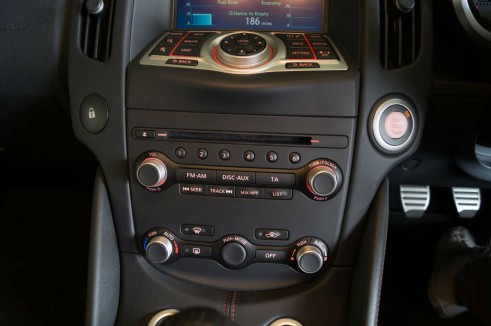 2014 Nissan 370Z NISMO Review - Center Console - carwitter