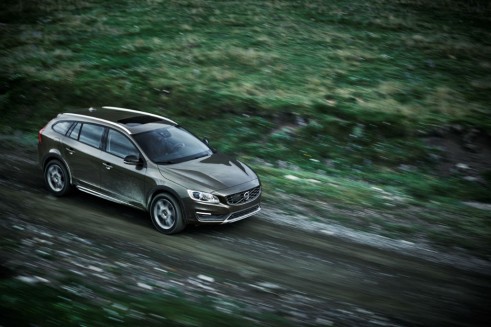 Volvo V60 Cross Country front 2  - carwitter