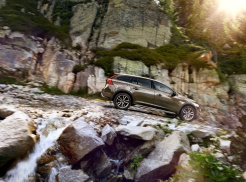 Volvo V60 Cross Country side 3  - carwitter