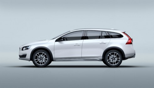 Volvo V60 Cross Country side  - carwitter