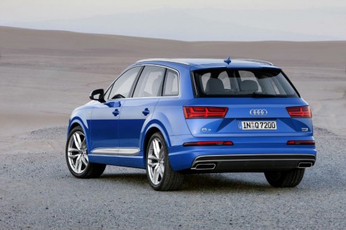 2015 Audi Q7 - Rear - carwitter