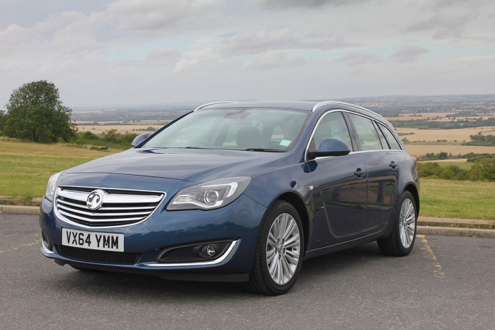 2015-Vauxhall-Insignia-review-front-corner-dunstable-carwitter