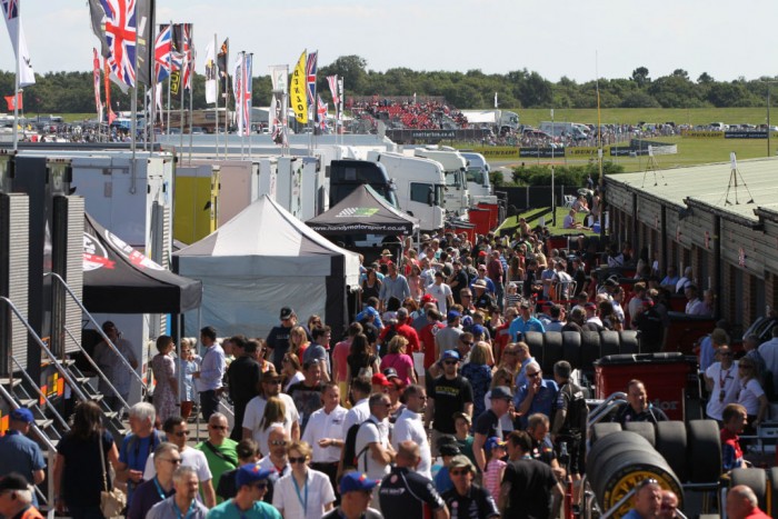 BTCC 15 Snett fans