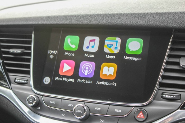 2015 Vauxhall Astra Review - Apple CarPlay - Carwitter