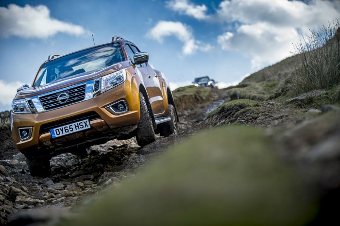 Nissan Navara NP300 Automatic Review - Green Lane Action - carwitter
