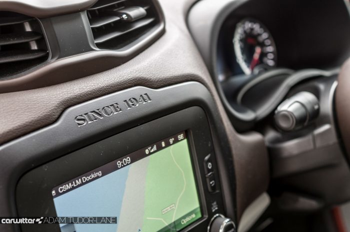 2016 Jeep Renegade Review - Centre Console - carwitter
