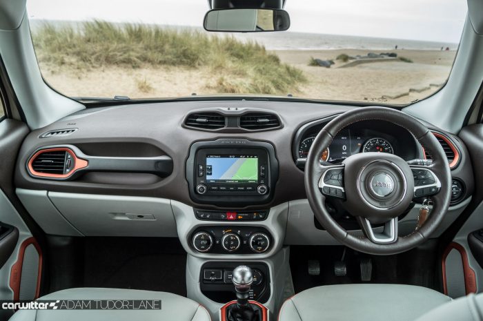 2016 Jeep Renegade Review - Dashboard - carwitter