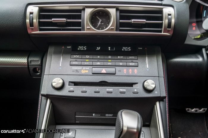 2016 Lexus is200t Review - Centre Console - carwitter