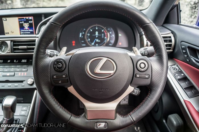 2016 Lexus is200t Review - Steering Wheel - carwitter