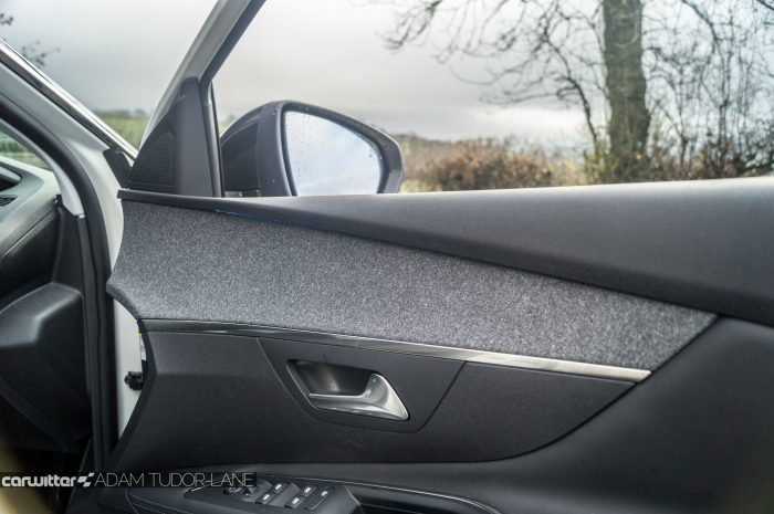 2016-peugeot-3008-suv-review-cloth-trim-2-carwitter