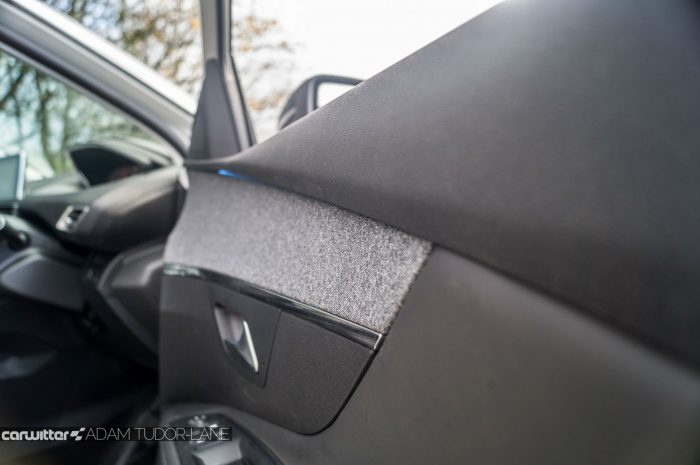 2016-peugeot-3008-suv-review-cloth-trim-carwitter