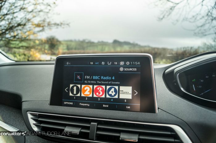 2016-peugeot-3008-suv-review-sat-nav-carwitter