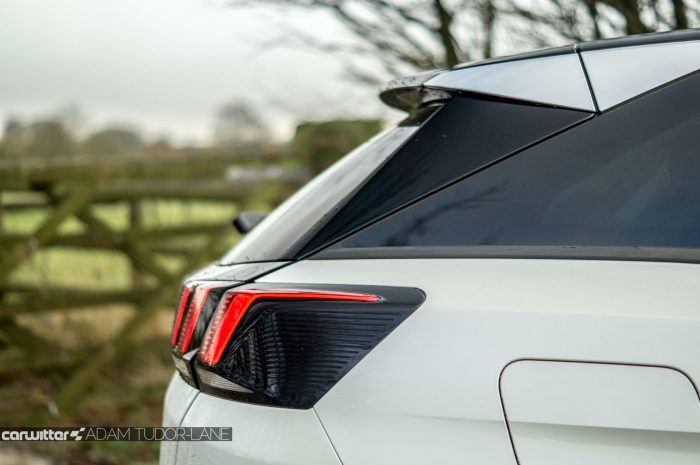 2016-peugeot-3008-suv-review-spoiler-detail-carwitter