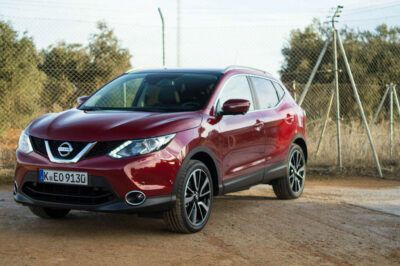 2014 Nissan Qashqai 1.2 DIG-T Review - Front Side Angle Close - carwitter